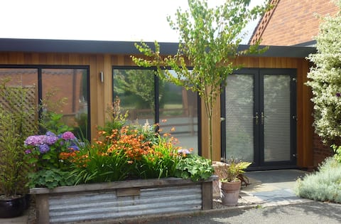Popular Airbnb listing: Couple’s Getaway: modern, rural 1BD studio annexe in Herefordshire