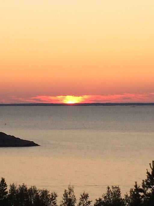 En av mange solnedganger og utsikt fra hytta