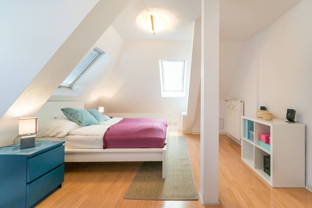 Bedroom with 1,40 x 2,00m bed, lots of natural light. Speakers, commode and chair