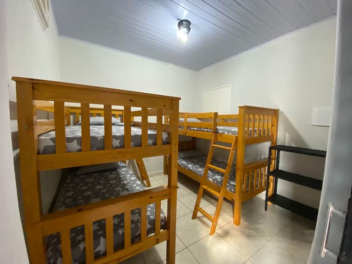 غرفة نوم واحدة بسريرين بطابقين وخزانة مع مكيف هواء.