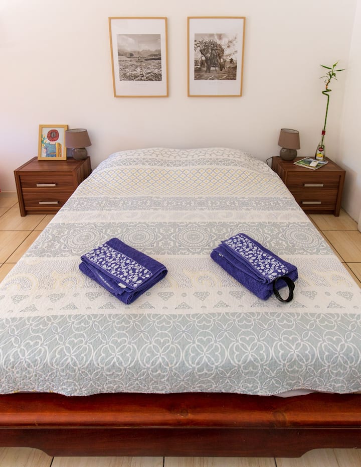 Двойно легло. Осигурени са чаршафи и кърпи.