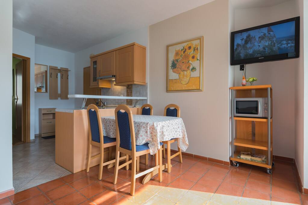 Panorama Apartment 3 - dining and living area