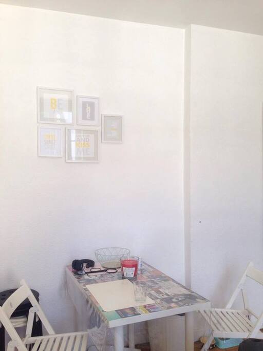 Table à manger, 3 chaises, 4 tabourets à dispo