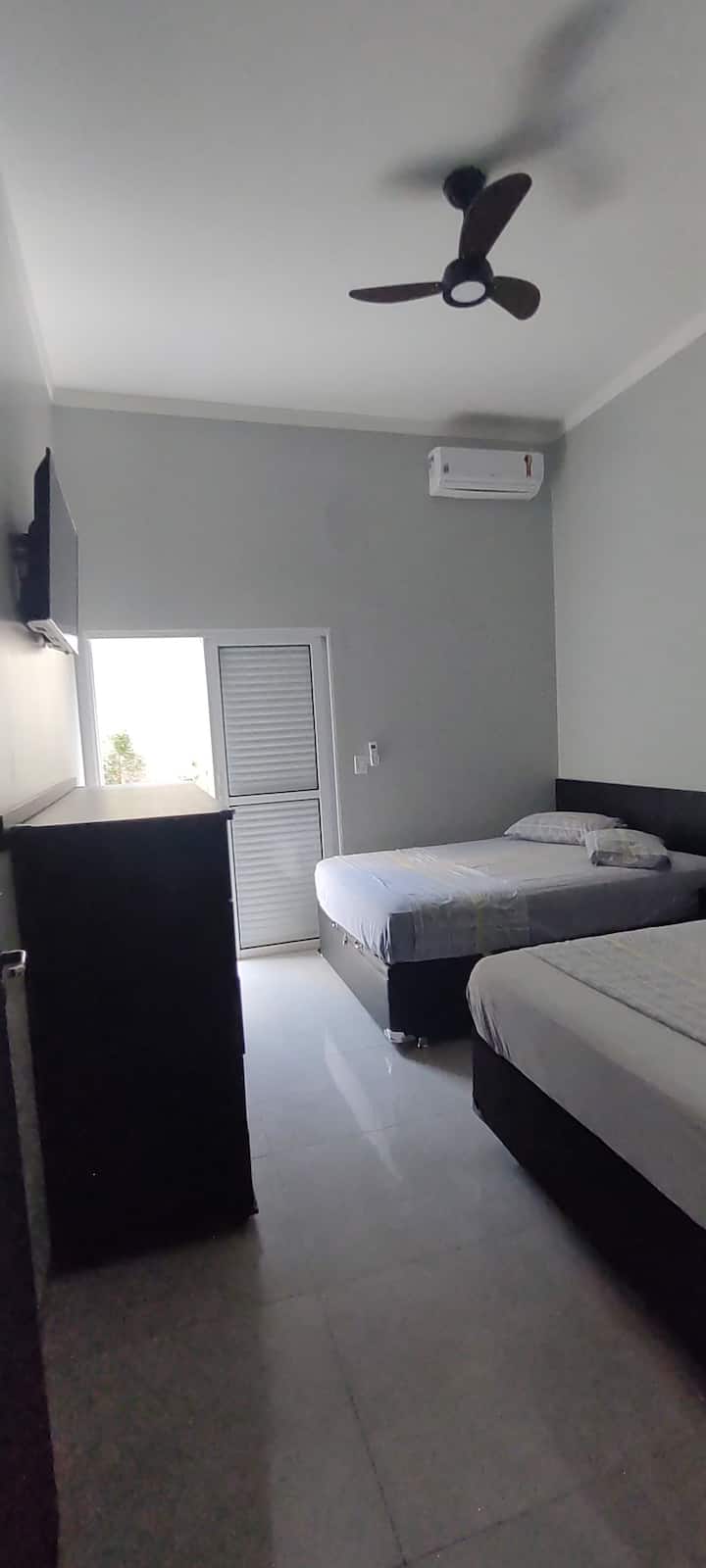 ROOM WITH AIR CONDITIONING, FAN AND SMART TV