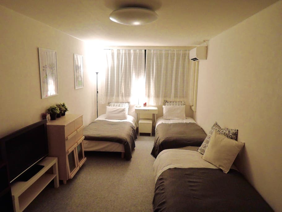 There are three beds in the room
Futon sets to be laid on the floor are also available
It is available from 1 person
(It is reserved)