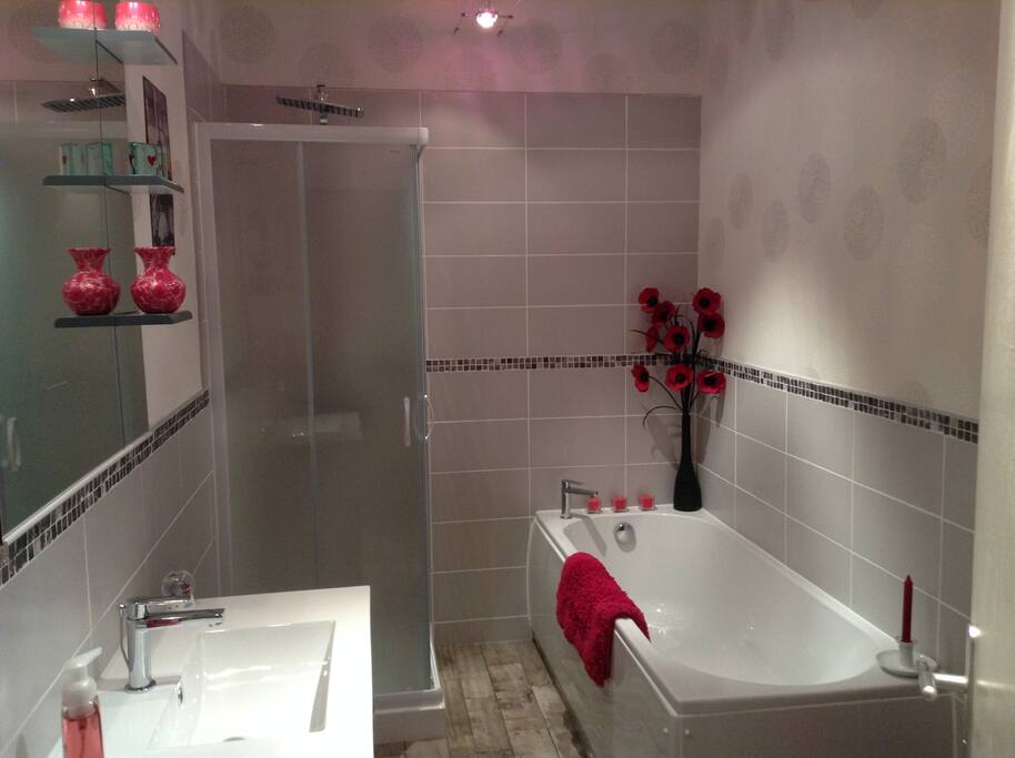 Bright modern bathroom