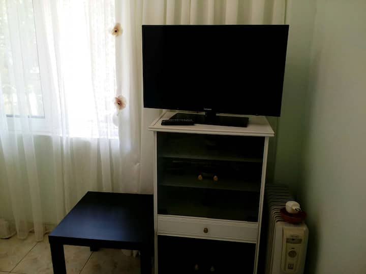 בחדרי השינה יש טלוויזיות עם מסך שטוח ( 32אינץ')