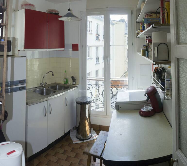Cuisine toute équipée (cuisinière, four micro-onde, machine à café expresso)