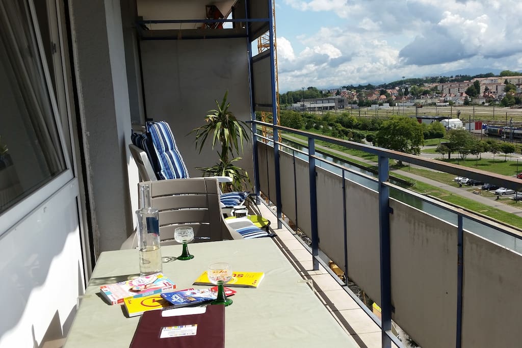 Terrasse aménagée table, chaise, relax. Vue panoramique et dégagée sur le canal et les environs
