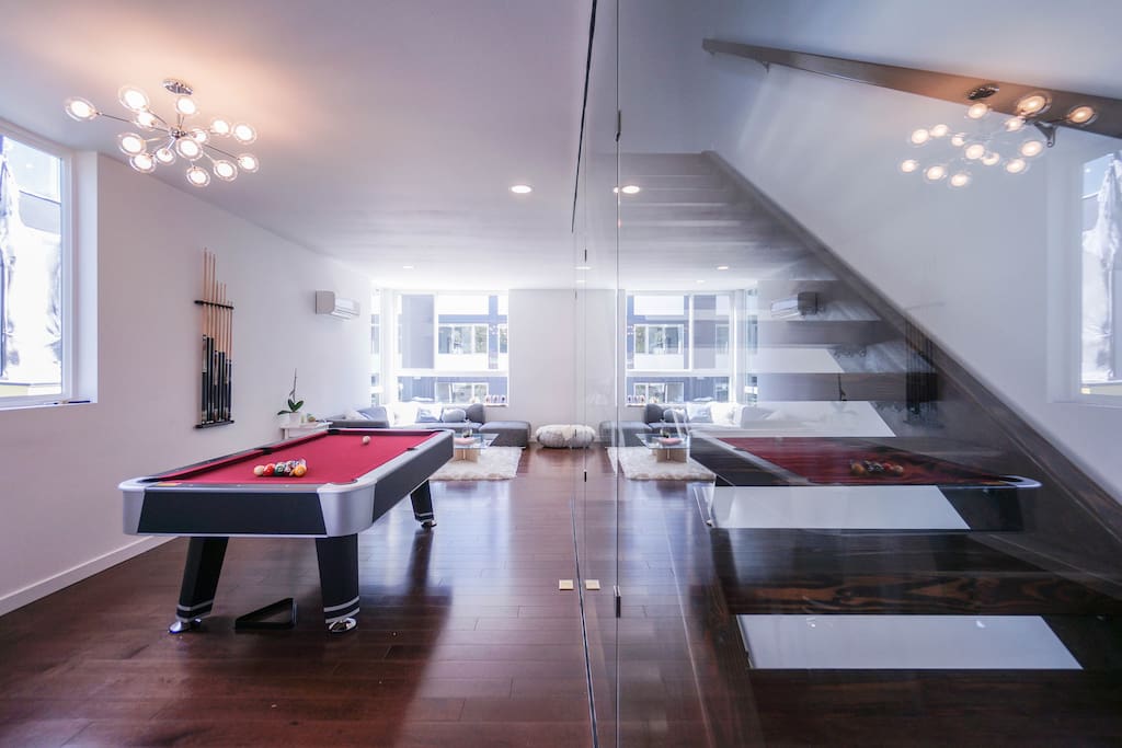 Floating stairs and 9' ceilings