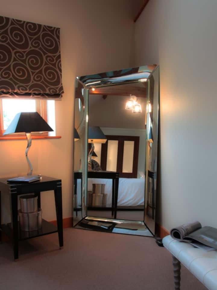 Dormitorio Mater - Espejo del suelo de Philippe Starck Caadre con luz
