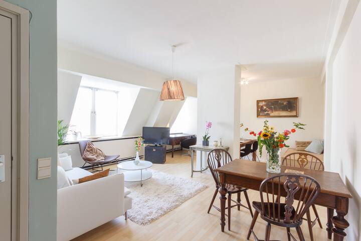 Luxurious & Spacious -'9 Little Streets' Apartment