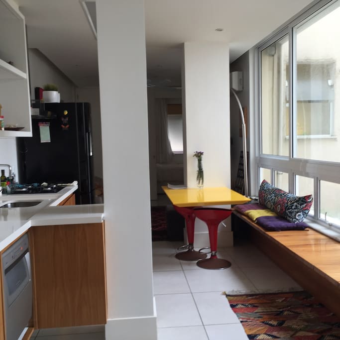 Sala e cozinha . Cozinha com : liquidificador , máquina de lavar louça , geladeira , freezer e tanque