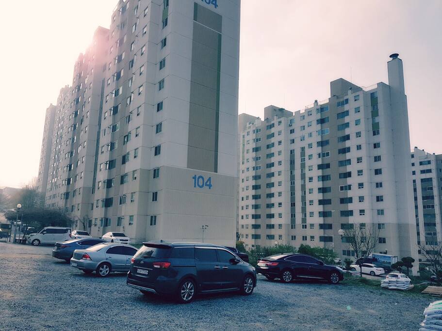 아파트 단지 예요 104동 1003호