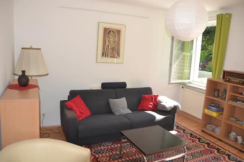 Successful Airbnb property: Sissi's garden house: distance - green tranquility - carport in Hietzing