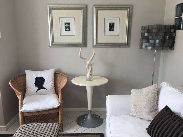 Sunny 2 Bed Compact Apartment with great sea views gallery image 3