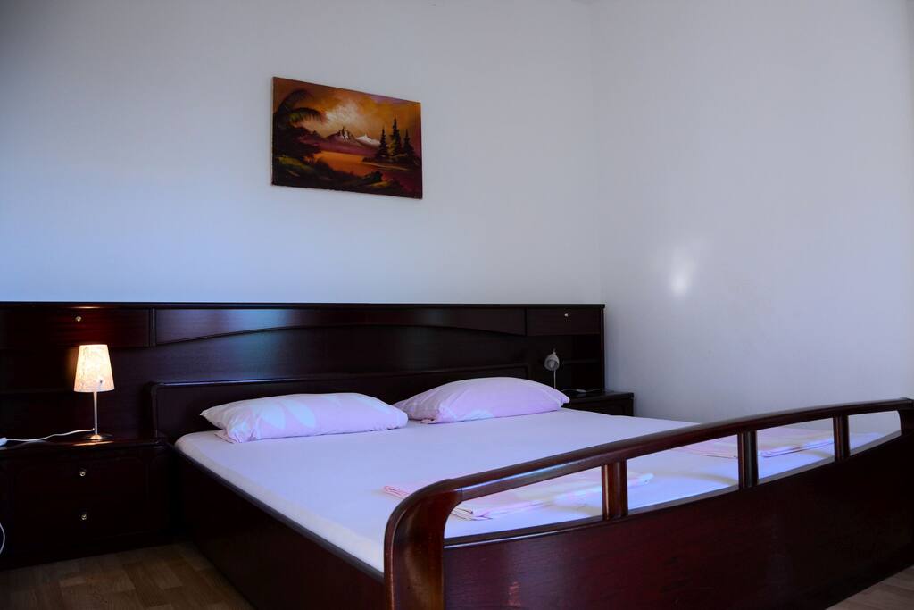 Schlafzimmer mit großem Doppelbett