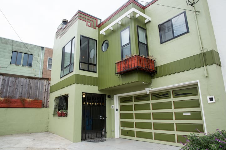 Urban retreat, Whole House, + parking for 2 cars