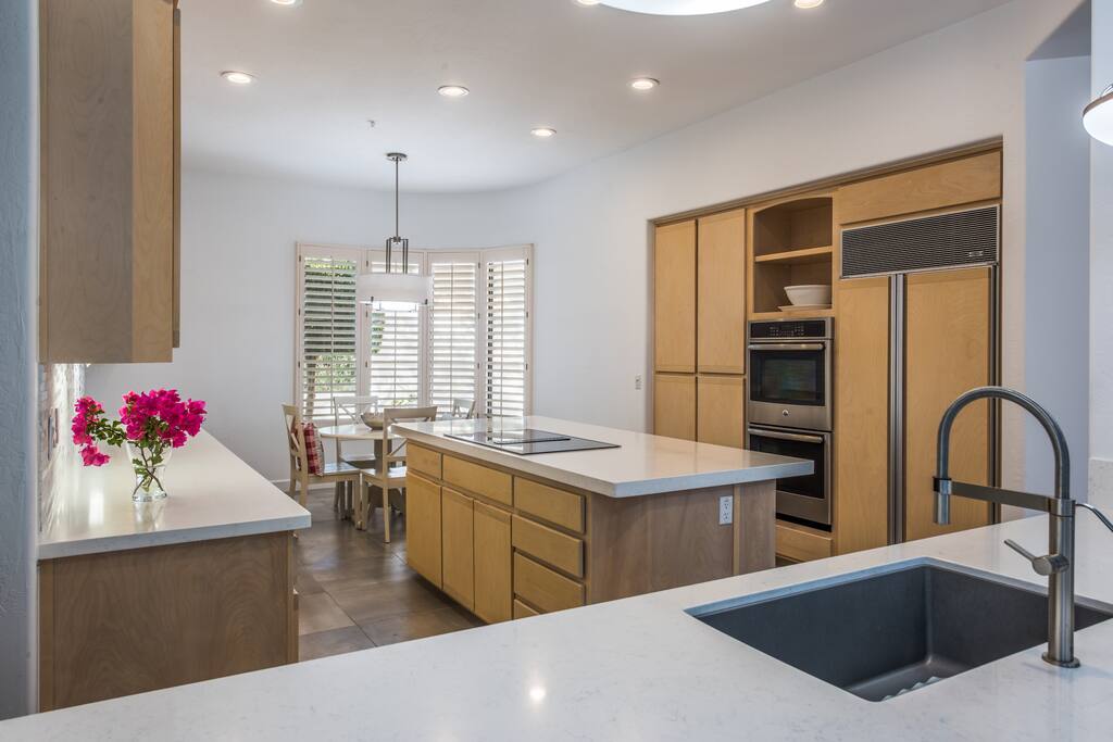 Large gourmet Kitchen