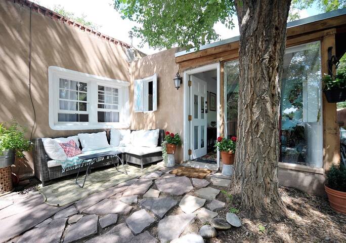 Historic Adobe Casita, Canyon Road