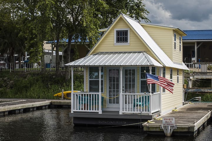 Floating Cottage Sweet River Retreat In Florida Houseboats For