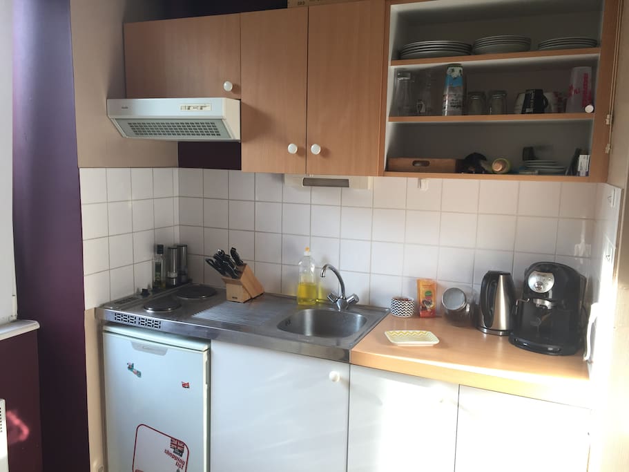 Cuisine aménagée avec table de séjour. (Mais dans la cuisine)
