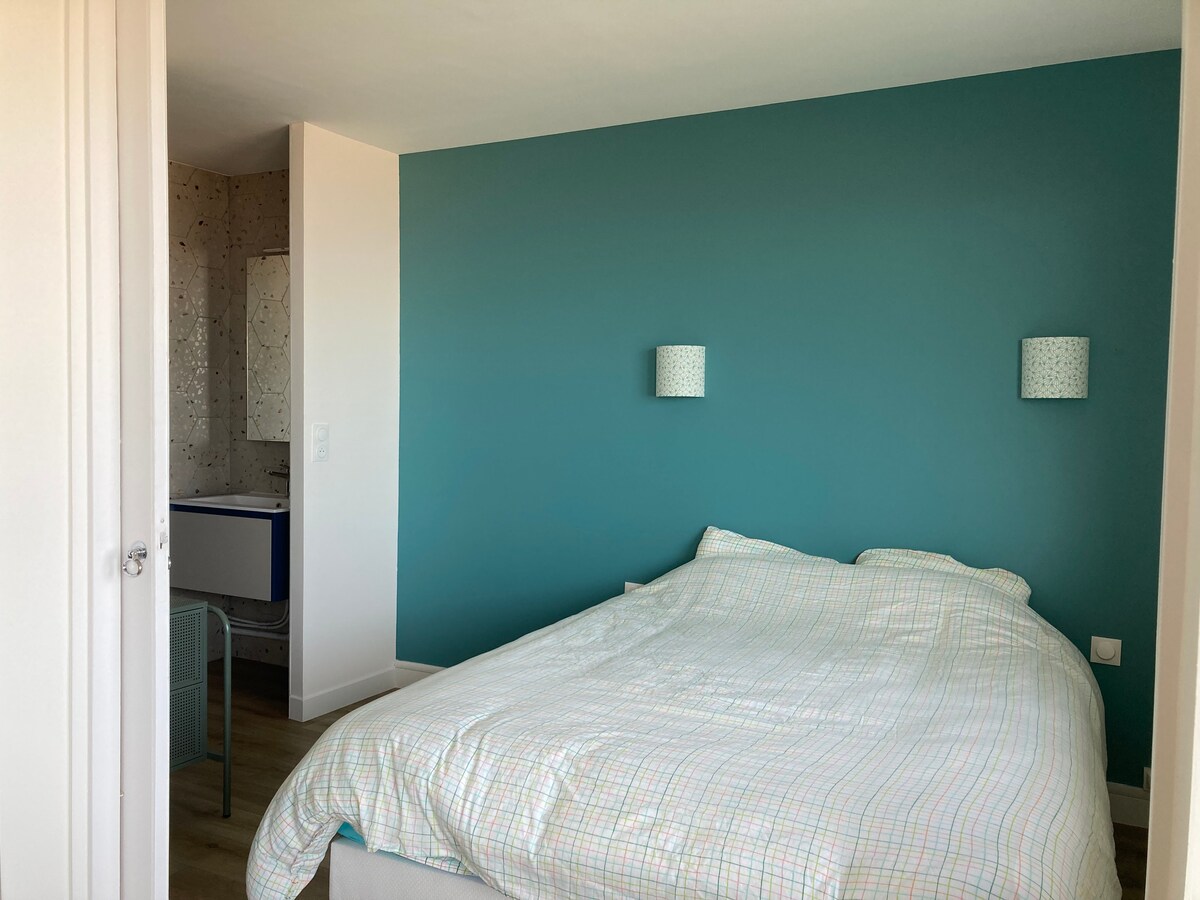 ห้องมาสเตอร์สวีทพร้อมห้องอาบน้ำและห้องแต่งตัว 