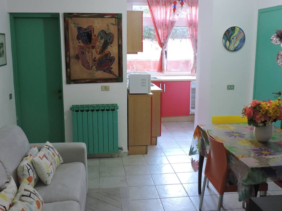 salotto con divano letto e vista cucina