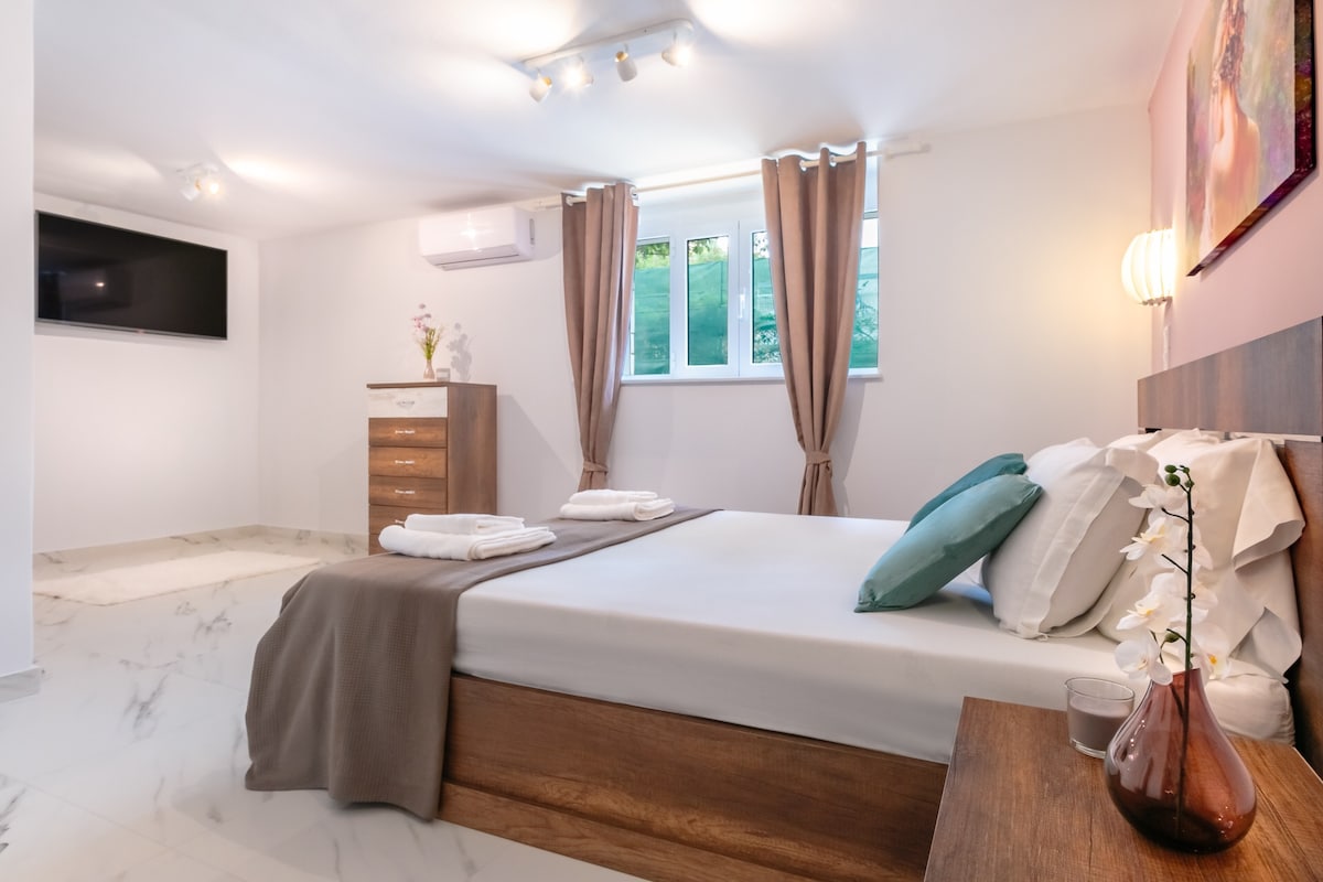 غرفة نوم 1 مع مساحة لسرير أطفال يمكن توفيره