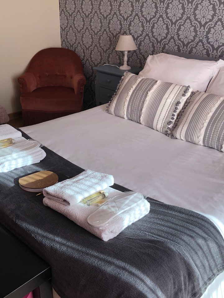 Спалня 2 - ма души, съдържаща врата на прозореца, която се отваря към балкон.
Много слънчево 