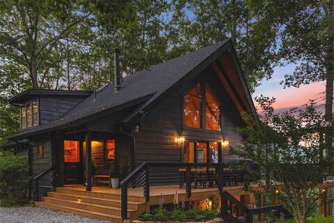 Stunning Blue Ridge Mountain View Cabin! Hot Tub