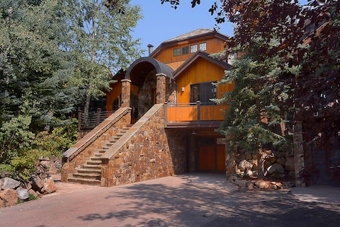 Top performing Airbnb: Walk to town! 4 King Beds! 4.5 baths! in Aspen