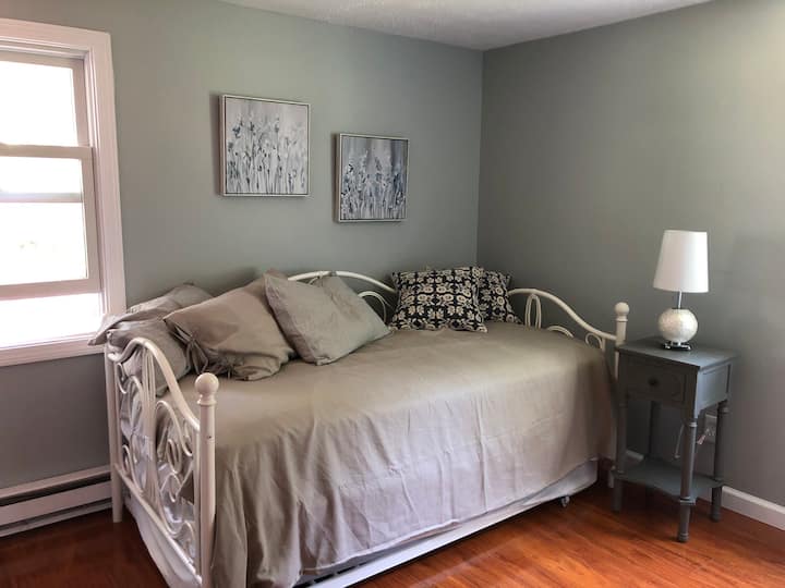 Dnevni krevet ima bračni krevet ispod.  Organska posteljina za oba kreveta.  Ova spavaća soba također ima perilicu/sušilicu.