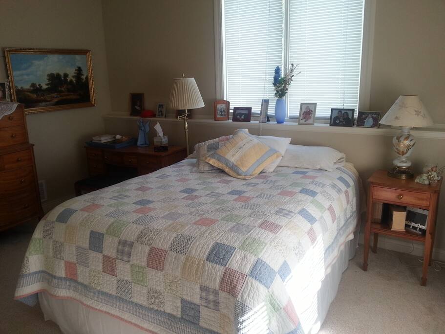 Queen bed/Quilt Room
