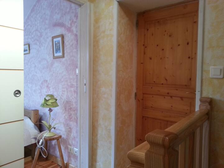 Il secondo piano. A sinistra c'è l'ingresso alla stanza rosa.