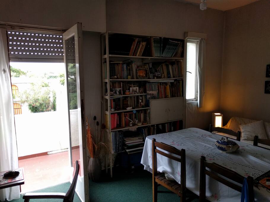 Living room con balcón
