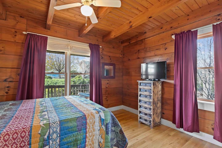 Queen sized bed on the main level.
