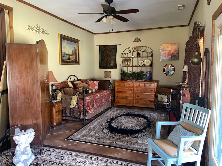 מתחת למיטה הזוגית יש מיטה זוגית נוספת, מוסתרת מהעין.