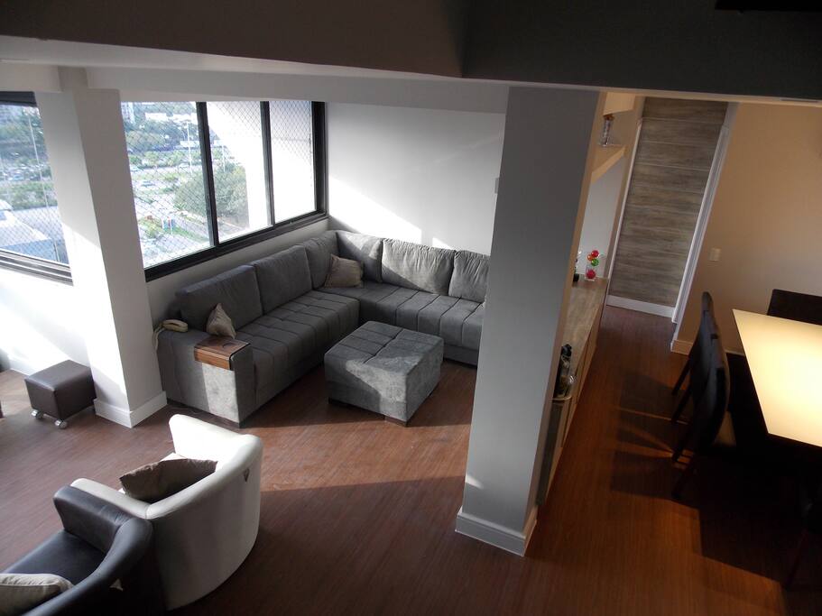 1o piso: Visão da escada e acesso ao Lavabo e suite de hospede ao fundo. / 1st Floor: Overview afrom the stairs with access to toilet and guest's suite at the back.