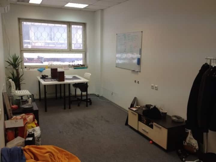 Tavolinë, otoman, karrige, bimë, tabelë magnetike, komodinë, qilim