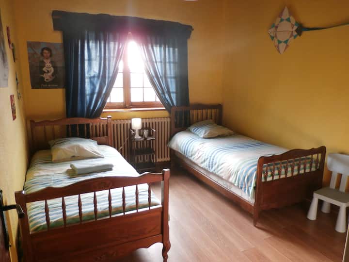 a room with 2 beds of 90cm