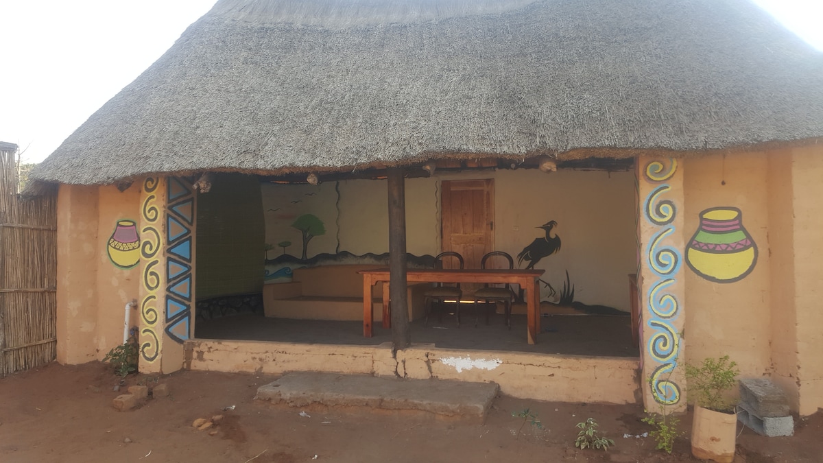 naša jedinečná typická africká jedáleň so slamenou strechou, so skutočným zambijským spôsobom a usporiadaním, v špeciálnom simoonga štýle a kultúre.