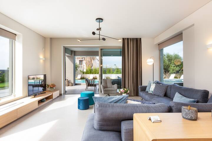 Heated Pool, 180m to the beach, shops & amenities gallery image 4