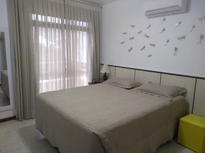 Საერთო საცხოვრებელი საწოლითა და გაყოფით 152 × 203 სმ