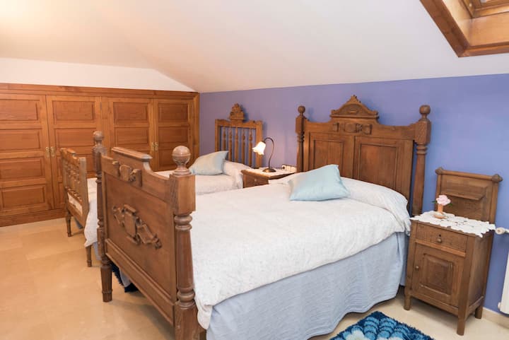 Არის დიდი გარდერობი.