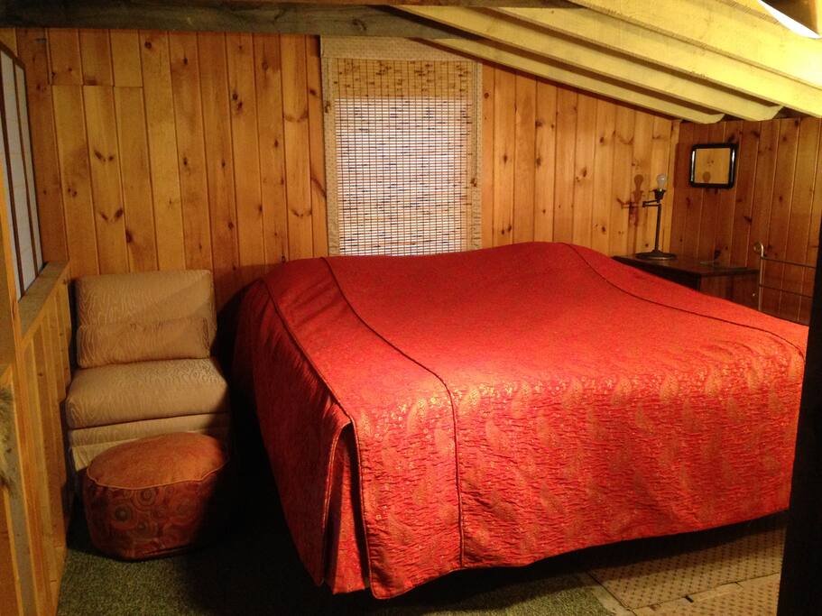 Master bedroom-queen bed