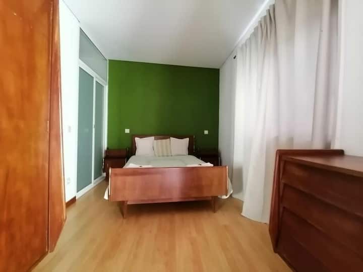 Spálňa s vlastným WC (malé) vybavené umývadlom, WC a sprchovacím kútom.