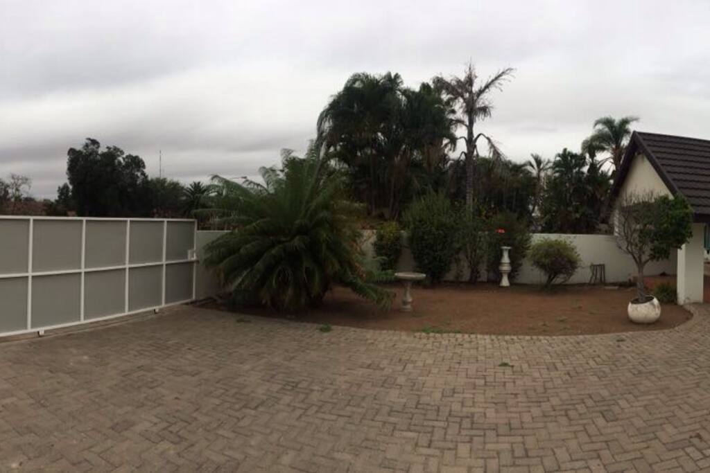 Het terras met rechts de woning en links de toegangspoort