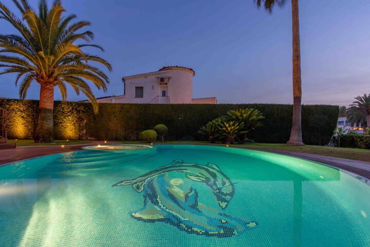 Milenial Immo | Exclusiva villa al canal y piscina gallery image 3