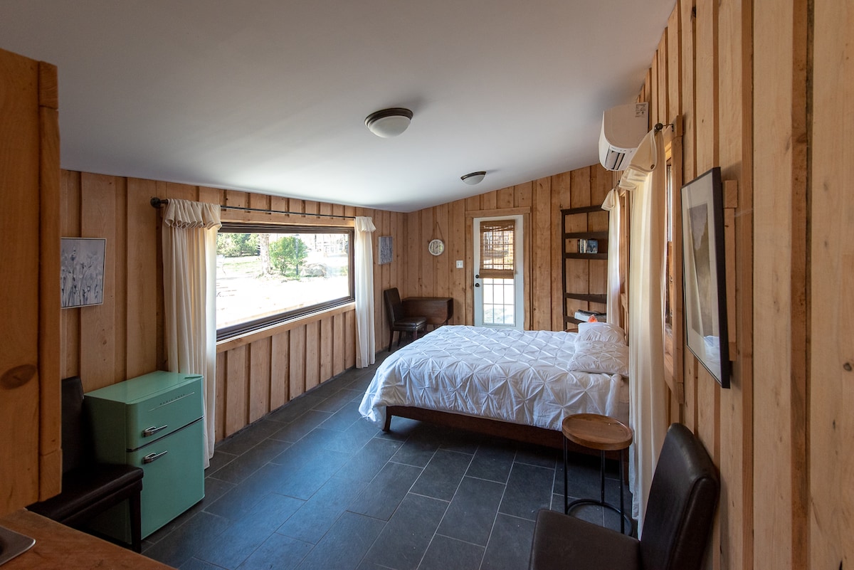 Кабина №1 (наричаме я „Къщата с басейна “) със самостоятелна баня и тоалетна.